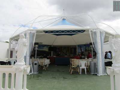 Pi� avanti ecco il gazebo che accoglie i �fedeli�